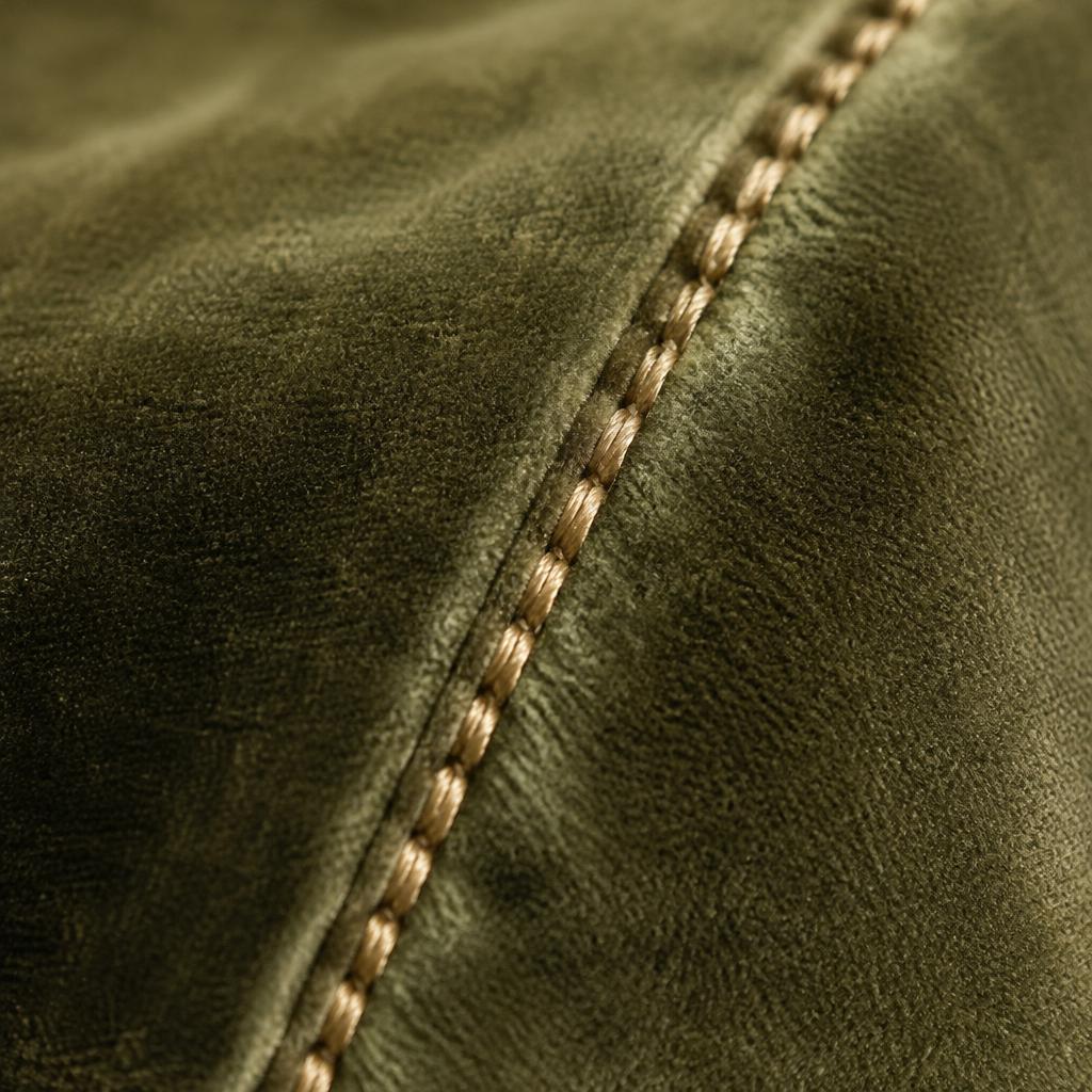 Détail d'une couture main sur un tissu velours